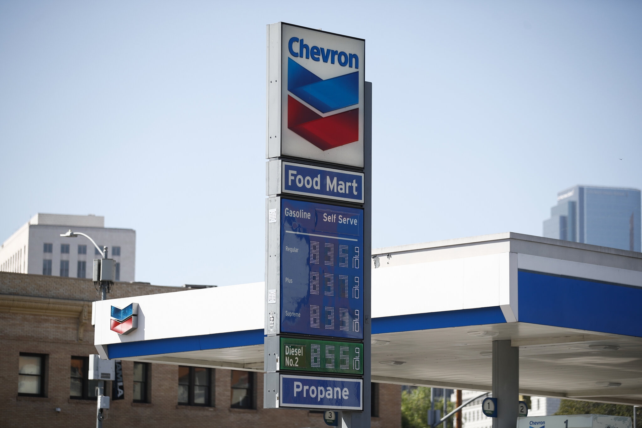 Gas Prices In U S Rise Amid West Coast Refinery Shutdowns The New York Times