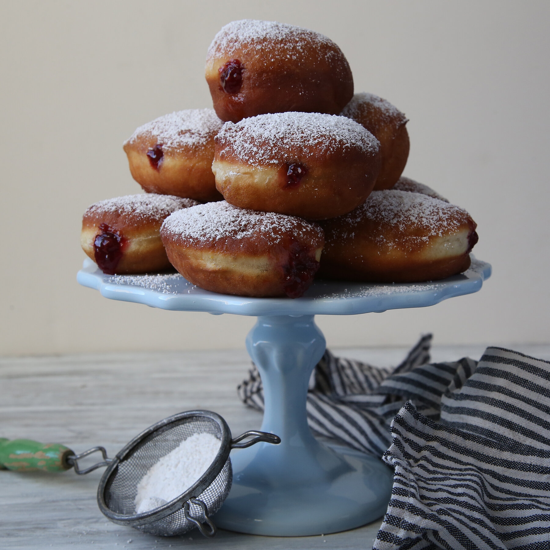 curved molding crossword clue